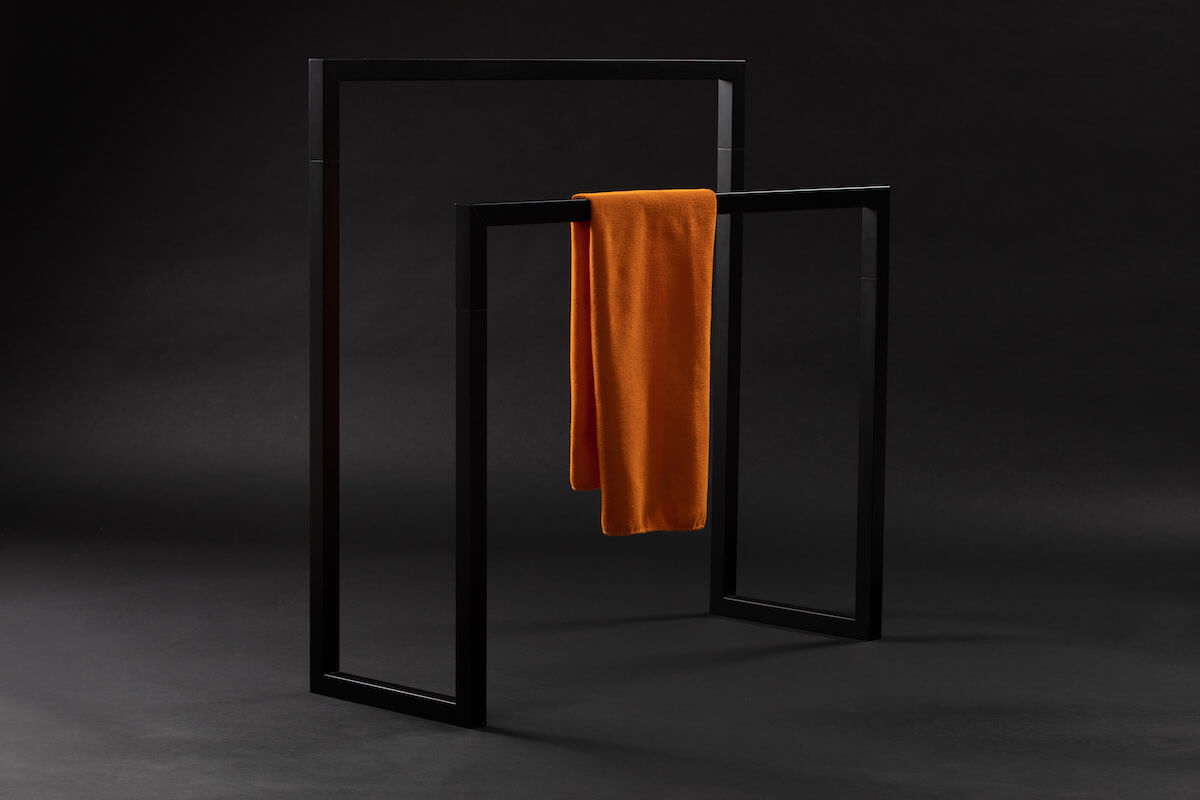 With its clear and elegant shape, the Slim Line towel rail fits perfectly into any garden.